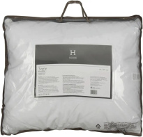 Подушка средней высоты, размеры 50 х 60 см. Чехол: 100% хлопок, наполнитель: 100% полиэстер. 
